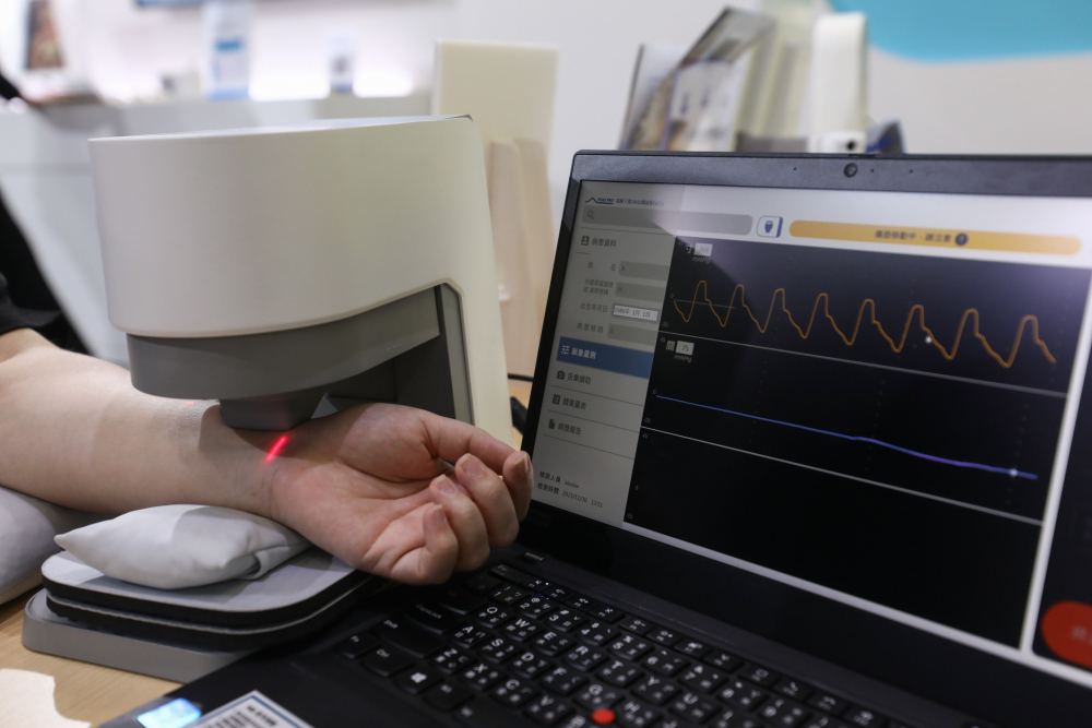 彩虹多多耘康脈象檢測系統透過電腦精準控制升降系統，還原中醫師三指把脈過程的舉、按、尋手法，將脈象感受轉化成數據，未來可結合大數據分析，實現智慧醫療及準確性